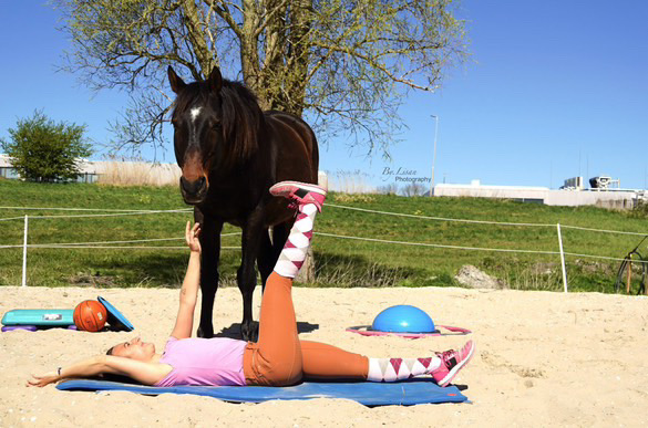 Sara Tadjipour van Spirit Horses traint naast haar paard